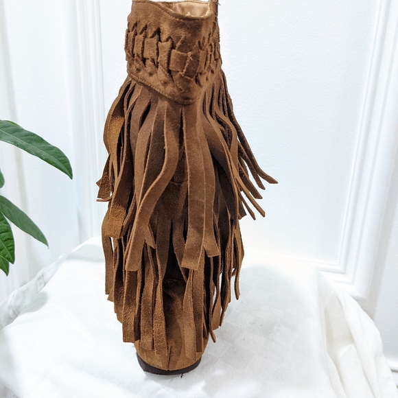 Suede calf boots moccasin style by Steve Madden. - Picture 6 of 16